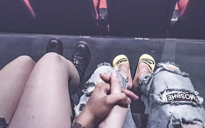 Sau đó hai người hẹn nhau đi xem phim để chính thức gặp mặt. Vì hôm đó trời mưa to nên bạn gái đã bắt xe sang chỗ anh. Nắm bắt cơ hội, Toại ngỏ lời yêu và được cô đồng ý sau bức ảnh chụp lén.