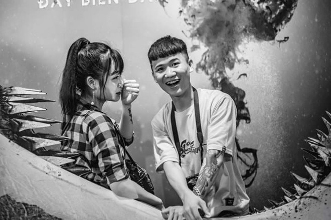 Không đủ dạn dĩ để nói chuyện với bạn gái, đêm về Toại không tài nào ngủ được. Thấy tiếc nuối, 2h sáng, anh quyết định đăng ảnh lên một group cộng đồng có lượng thành viên lớn để nhờ mọi người tìm giúp cô nàng.