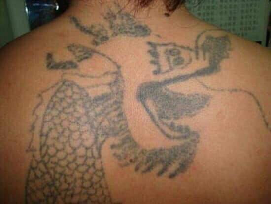 Thế nhưng, tất cả đều không có cửa so với chú rồng thảm hoạ này. Không biết thợ xăm hình chưa bao giờ tập vẽ hay sao mà lại có thể sáng tạo ra một tác phẩm không thể xấu hơn như thế này.