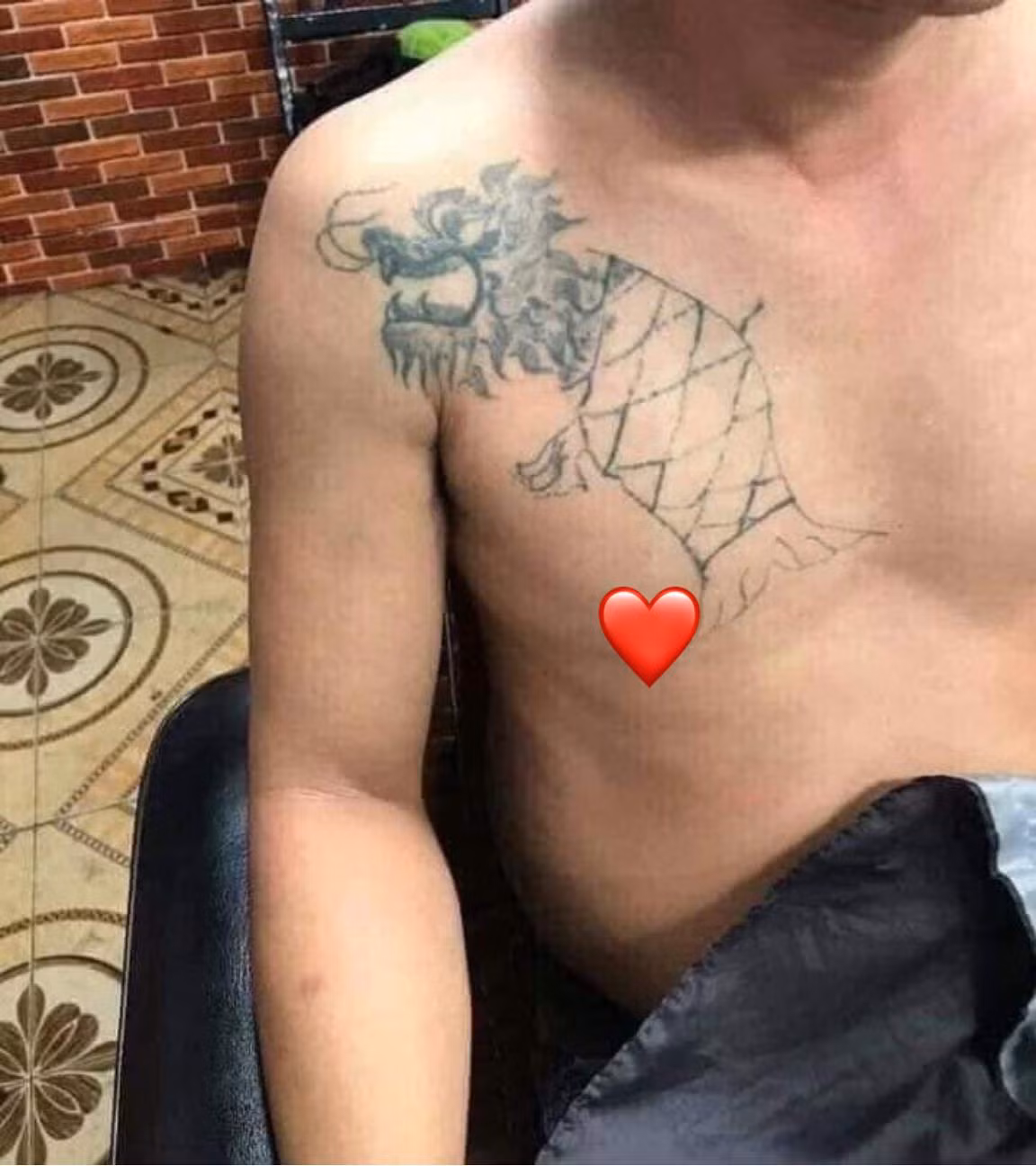 Cá chếp hoá rồng là có thật. Đầu rồng cực ngầu ghép vào thân cái chép chết trôi tạo thành một hình xăm thảm hoạ vô cùng khó hiểu. "Hình xăm cũng có hình xăm this, hình xăm that. Đầu chó đuôi chuột là có thật" - Người dùng Facebook có tên G.L bình luận.