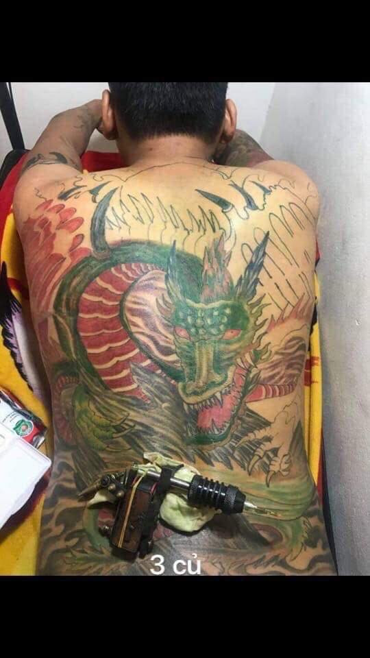 Hình xăm nhìn qua thì có vẻ đẹp, nét nào ra nét đấy, phối màu hài hoà nhưng nhìn kỹ thì đúng làm kinh khủng. Mặt rồng không khác gì mặt quỷ cùng các hoạ tiết quá rối. Thế nhưng nhiều người cho rằng chỉ bỏ ra 3 triệu đồng đã sở hữu một hình xăm kín lưng thì như vậy đã là quá đẹp rồi. Bài học của những người chuẩn bị xăm mình đó chính là không nên ham rẻ để rồi hối hận không kịp.