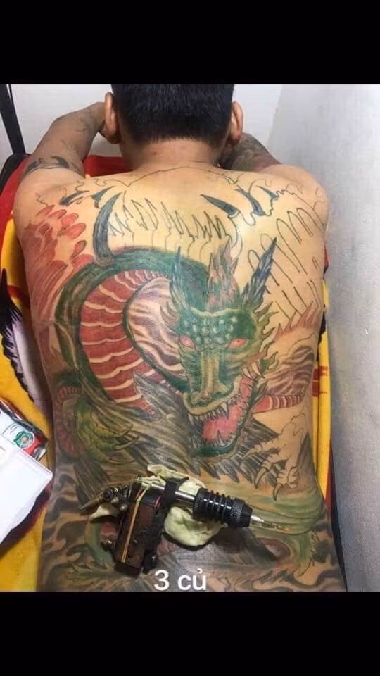 Hình xăm nhìn qua thì có vẻ đẹp, nét nào ra nét đấy, phối màu hài hoà nhưng nhìn kỹ thì đúng làm kinh khủng. Mặt rồng không khác gì mặt quỷ cùng các hoạ tiết quá rối. Thế nhưng nhiều người cho rằng chỉ bỏ ra 3 triệu đồng đã sở hữu một hình xăm kín lưng thì như vậy đã là quá đẹp rồi. Bài học của những người chuẩn bị xăm mình đó chính là không nên ham rẻ để rồi hối hận không kịp.