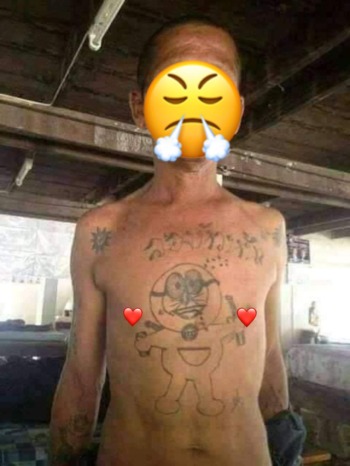 Fan cứng của chú mèo máy Doraemon gặp đúng phải thợ xăm hình không có tâm.