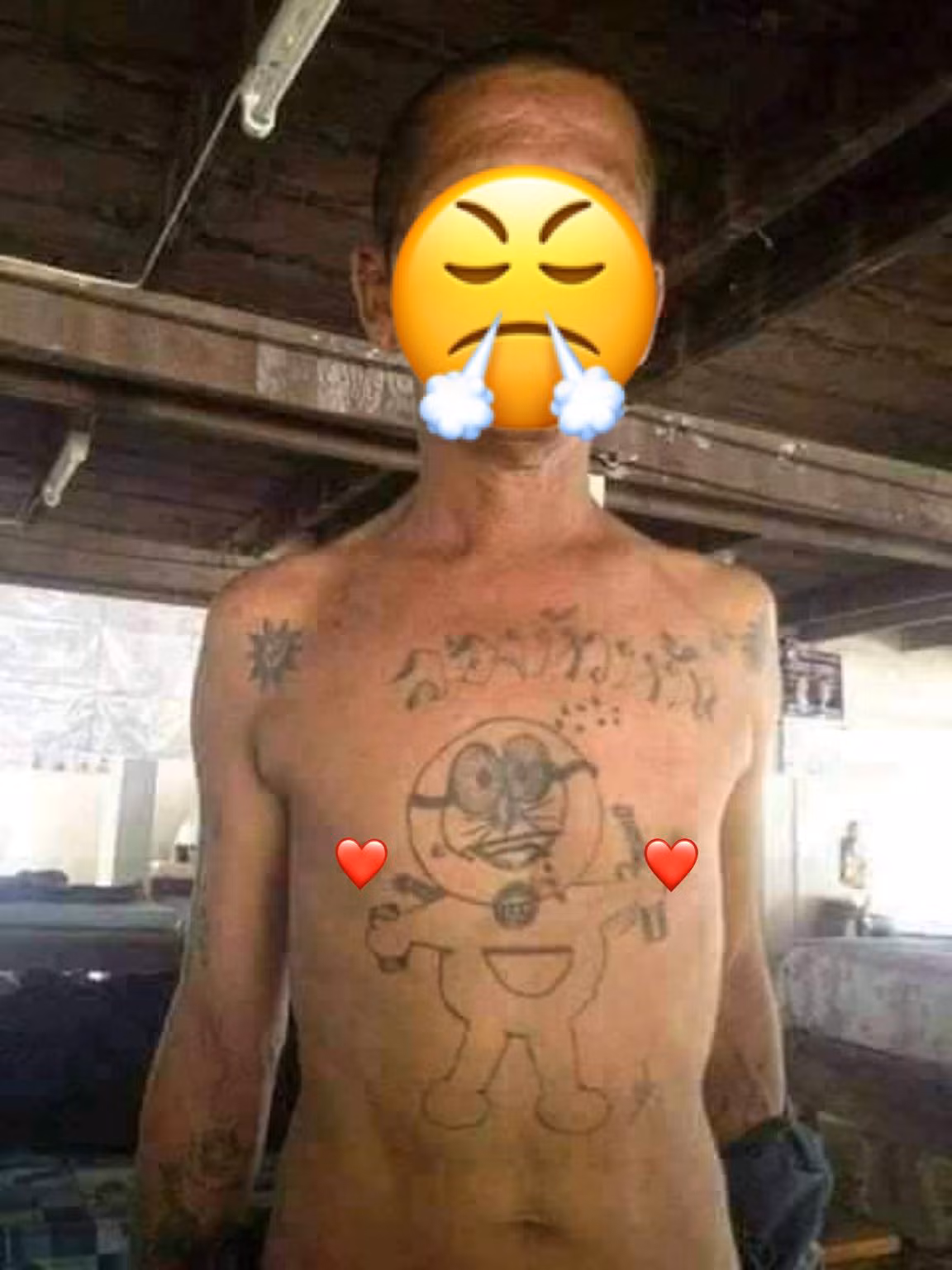 Fan cứng của chú mèo máy Doraemon gặp đúng phải thợ xăm hình không có tâm.