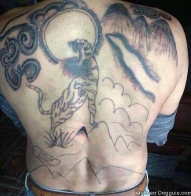 Hình xăm chú hổ đứng gầm thét trên núi trông không thể...hèn hơn. Chúa tể sơn lâm thật sự mà nhìn thấy hình này chắc cũng khóc thét mất thôi.