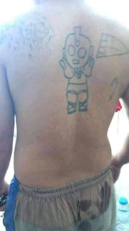 Siêu nhân điện quang gây ám ảnh tuổi thơ cũng được người đàn ông vui tính xăm lên lưng khiến cộng đồng mạng được trận cười vỡ bụng.