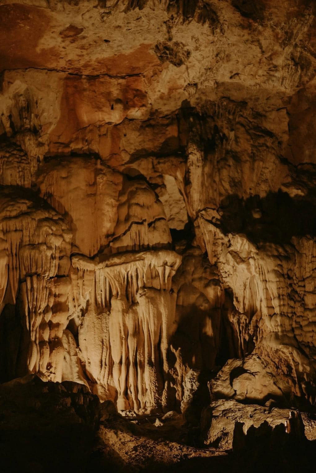 Không gian trong hang động không được trang trí quá nhiều mà giữ lại vẻ đẹp hoang sơ nhất