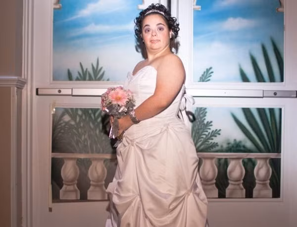  Đám cưới không chú rể: Một đám cưới không chú rể đã diễn ra tại Mỹ. Mọi nghi lễ đều diễn ra rất bình thường nhưng đặc biệt là không có chú rể. Nhân vật chính trong buổi lễ là cô gái nhỏ tuổi nhưng mắc hội chứng down.