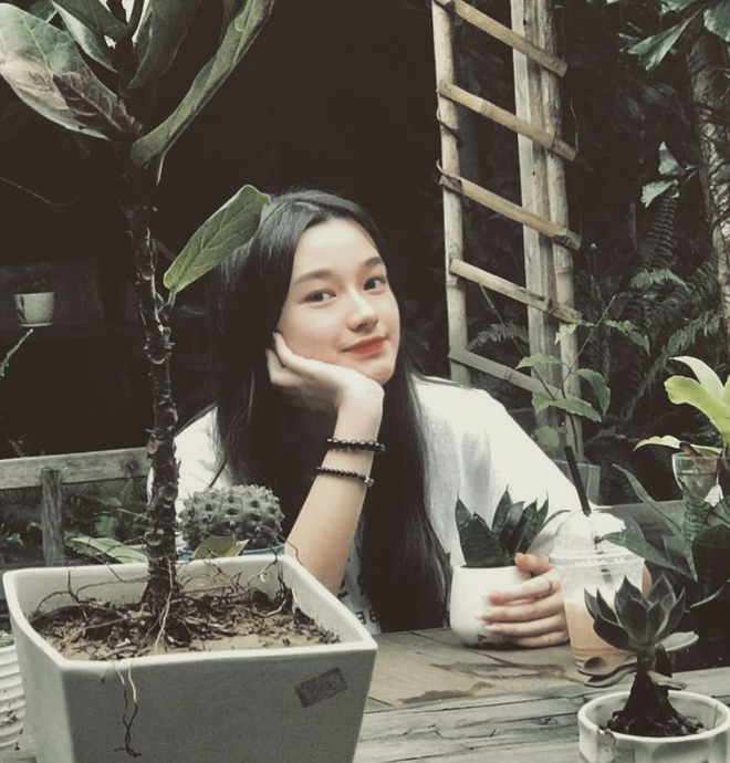 Hoàng Thiên Bảo Trang được biết đến với biệt danh là Trang Gấu, tài khoản Tik Tok của cô nàng là @htbt15102002. Cô sinh năm 2002, sở hữu 38.000 lượt theo dõi và cũng là một hot girl có tiếng trên Facebook.