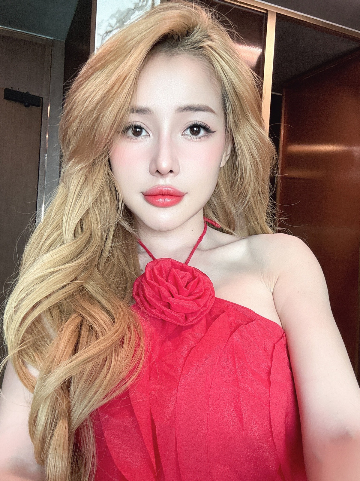 Là một hot girl đình đám mạng xã hội, Ngân 98 nổi lên nhờ những bộ ảnh khoe thân phản cảm trên mạng xã hội.