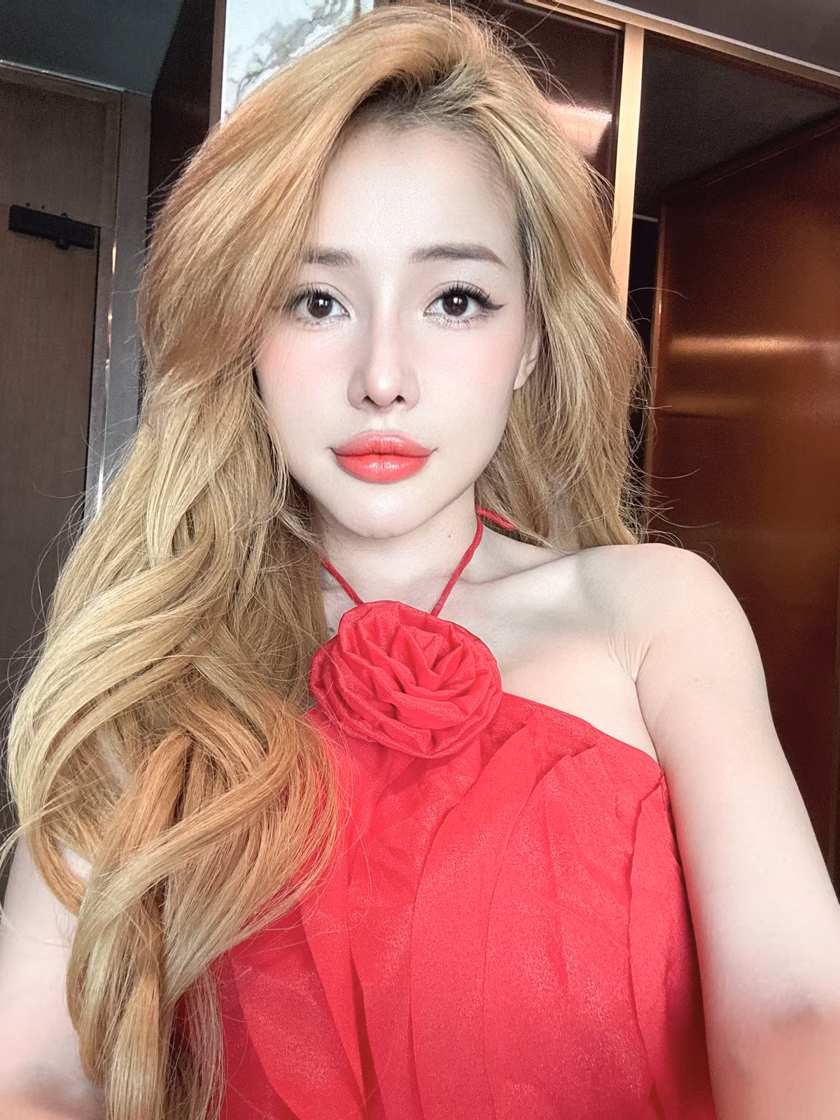 Là một hot girl đình đám mạng xã hội, Ngân 98 nổi lên nhờ những bộ ảnh khoe thân phản cảm trên mạng xã hội.