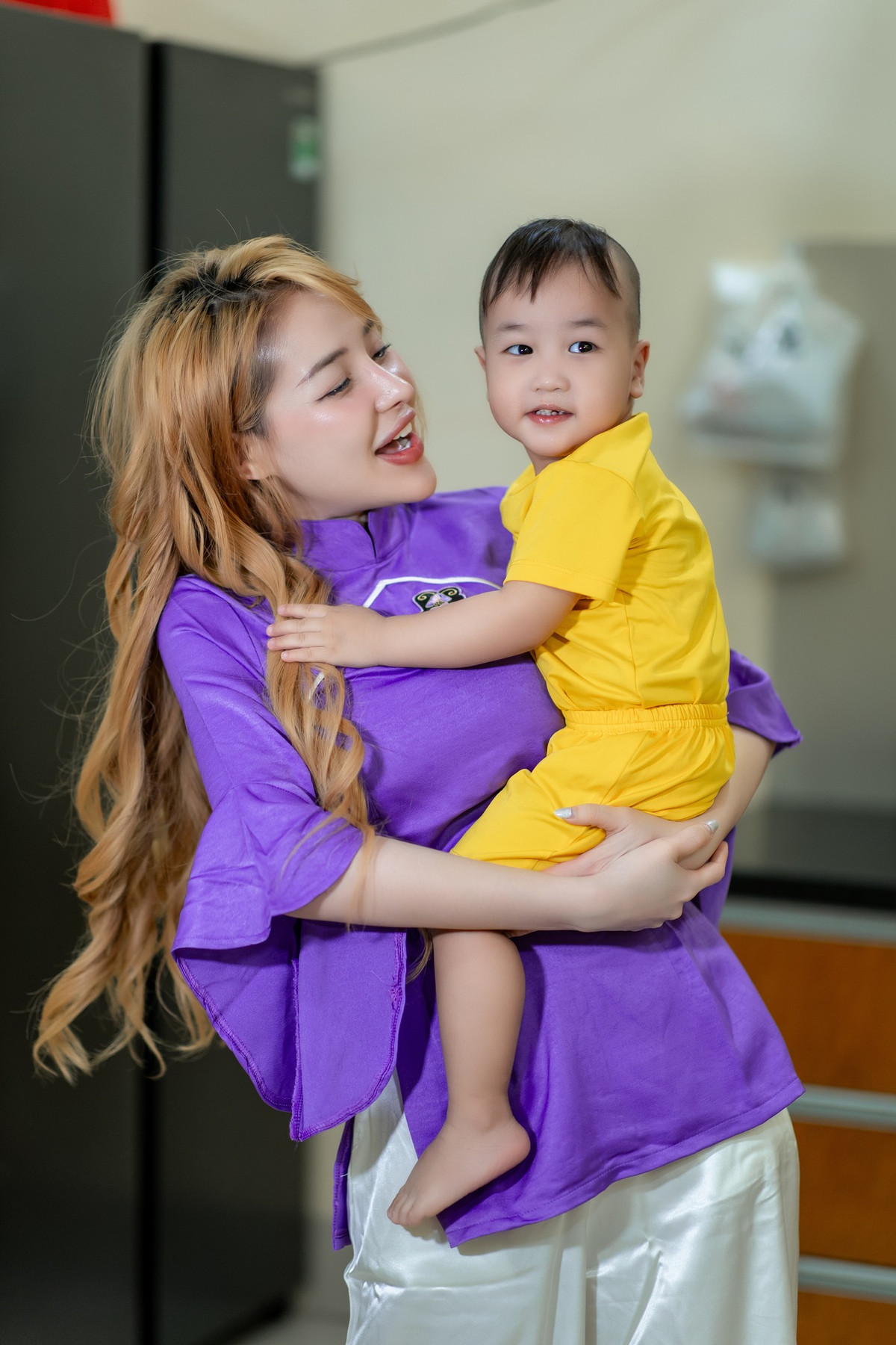 Nhìn những hình ảnh này của Ngân 98, nhiều người bày tỏ rất ủng hộ cô nàng: "Đánh người chạy đi chứ ai đánh người chạy lại", "theo dõi Ngân từ lâu, rất xúc động với những gì bạn làm cho cộng đồng".