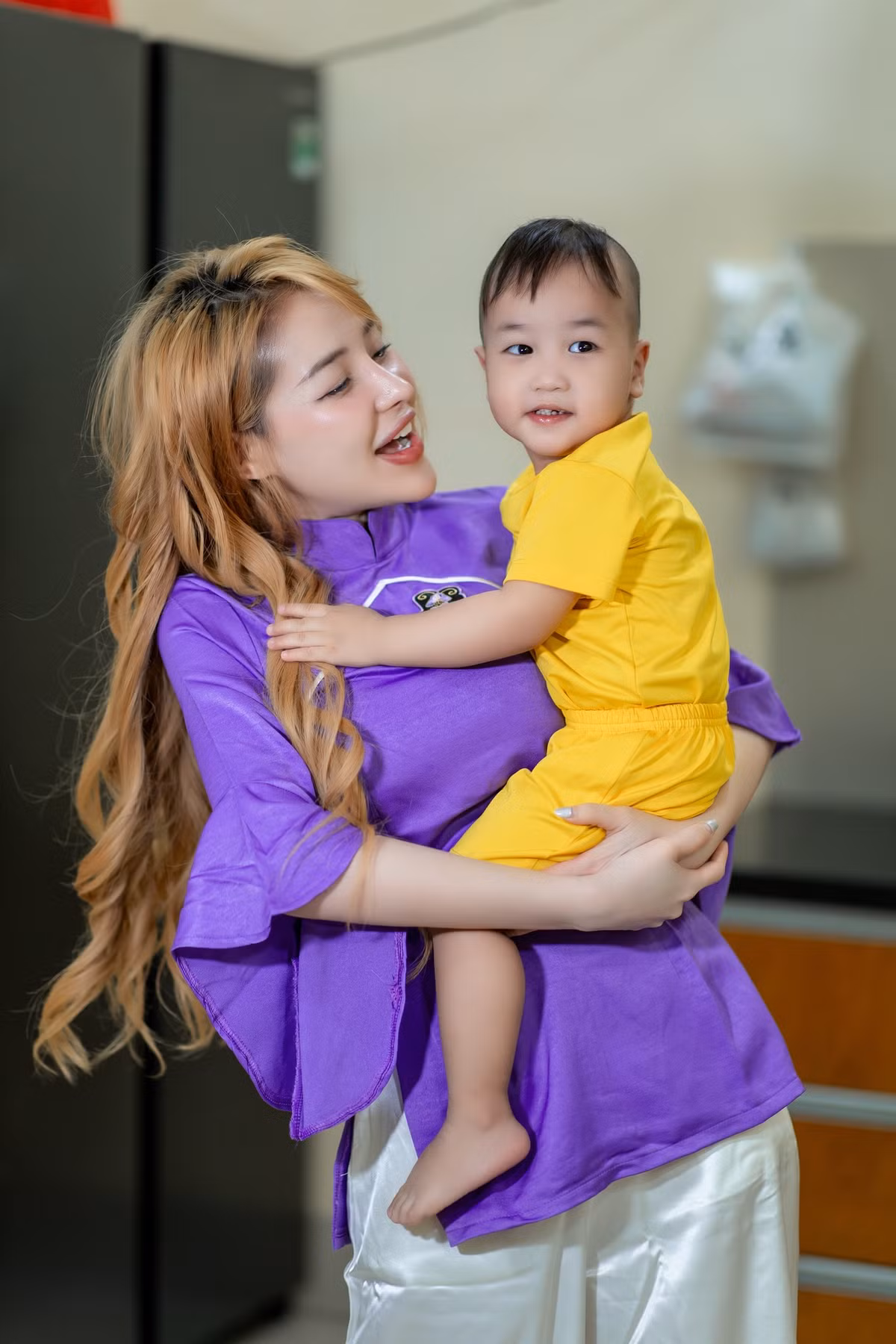 Nhìn những hình ảnh này của Ngân 98, nhiều người bày tỏ rất ủng hộ cô nàng: "Đánh người chạy đi chứ ai đánh người chạy lại", "theo dõi Ngân từ lâu, rất xúc động với những gì bạn làm cho cộng đồng".