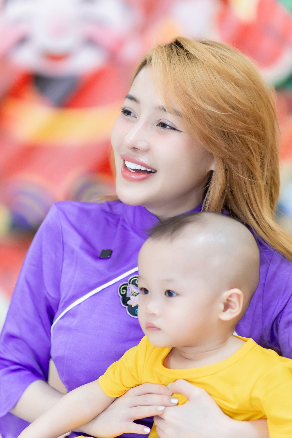 Ngân 98 bộc bạch, nhìn các em nhỏ đã không biết bố mẹ là ai từ bé cô cảm thấy rất xót xa, khi mình sinh con ra thì phải lo được cho con chu toàn, chứ nếu không thì rất tội em bé. Chính vậy cô nàng bày tỏ muốn từ bỏ luôn ý định sinh con vì sợ không thể lo được cho con mình.