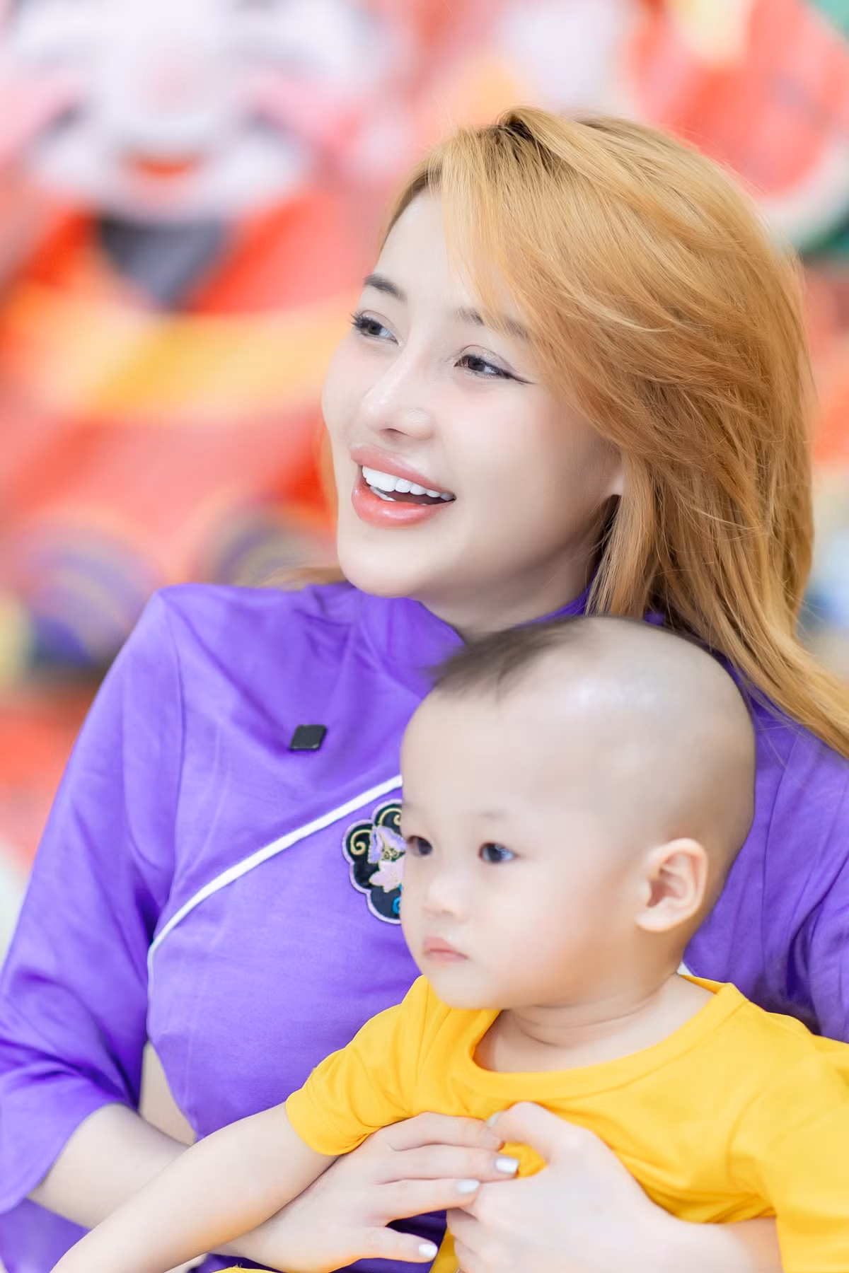 Ngân 98 bộc bạch, nhìn các em nhỏ đã không biết bố mẹ là ai từ bé cô cảm thấy rất xót xa, khi mình sinh con ra thì phải lo được cho con chu toàn, chứ nếu không thì rất tội em bé. Chính vậy cô nàng bày tỏ muốn từ bỏ luôn ý định sinh con vì sợ không thể lo được cho con mình.