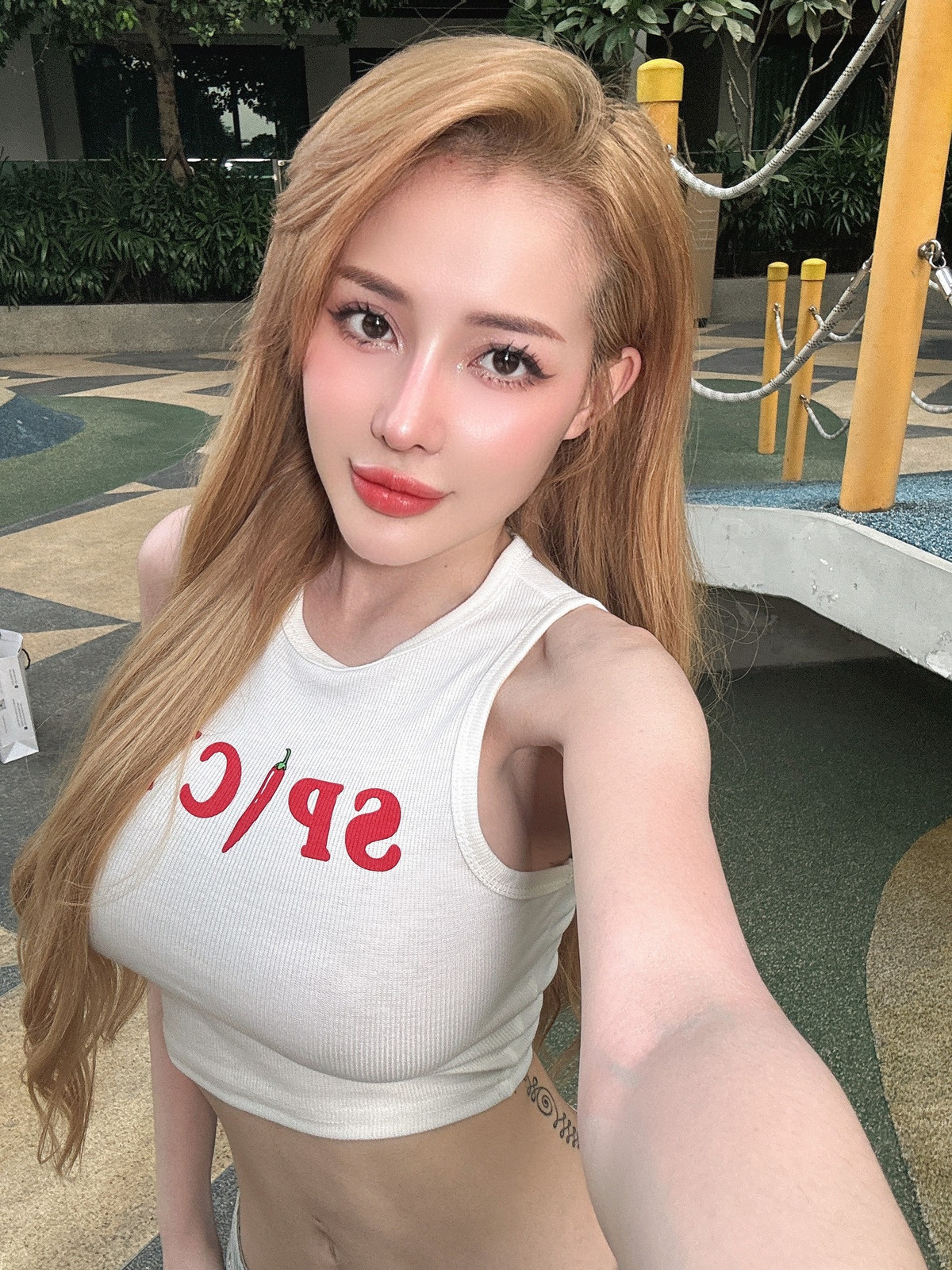 Ngoài đời thường hay đi diễn, cô nàng cũng thường lựa chọn những trang phục khoe trọn đường cong cơ thể.