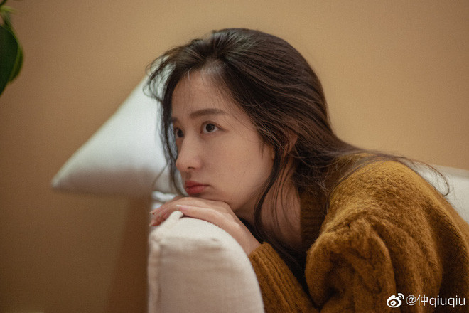 " Nữ thần bóng rổ Trung Quốc" Trọng Cầu Cầu từ lâu đã nổi tiếng trên mạng xã hội nhờ những clip chơi bóng rổ cực hay. Hơn thế nữa, khuôn mặt xinh đẹp, chăm chú của cô khiến bất kỳ anh chàng nào cũng "trụy tim".