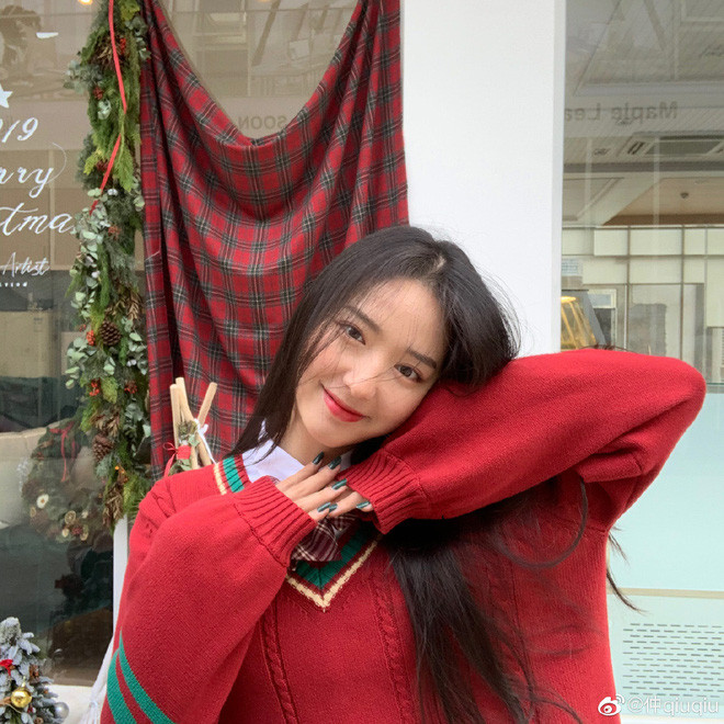 "Nữ thần bóng rổ" - Trọng Cầu Câu sinh năm 2000, hiện cô đang sinh sống và học tập tại thành phố Quảng Châu, Trung Quốc.