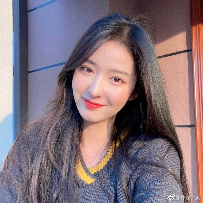 Cầu Cầu sở hữu nhan sắc vô cùng xinh đẹp với đôi mắt to, sống mũi cao cùng mái tóc đen óng.