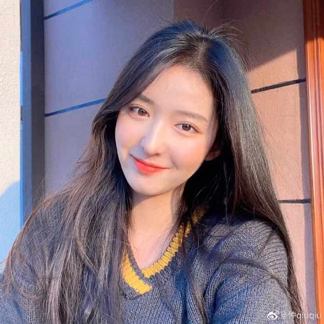 Cầu Cầu sở hữu nhan sắc vô cùng xinh đẹp với đôi mắt to, sống mũi cao cùng mái tóc đen óng.