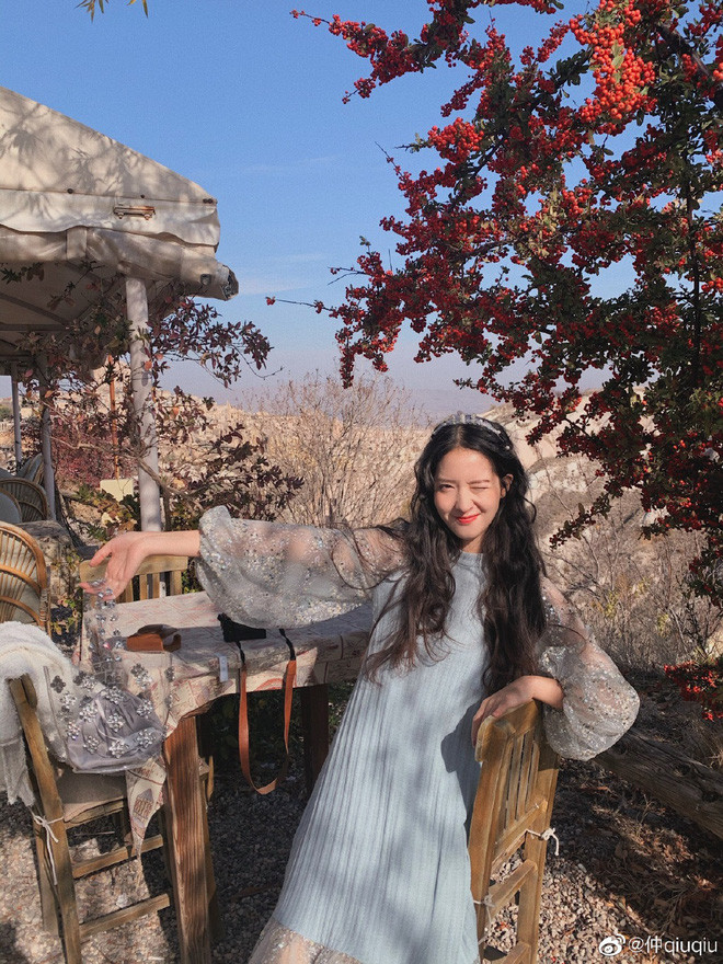 Bên cạnh việc học, hot girl Trung Quốc vẫn đang phát triển công việc kinh doanh thời trang online riêng. Cầu Cầu cũng tự chụp mẫu cho sản phẩm của shop mình.