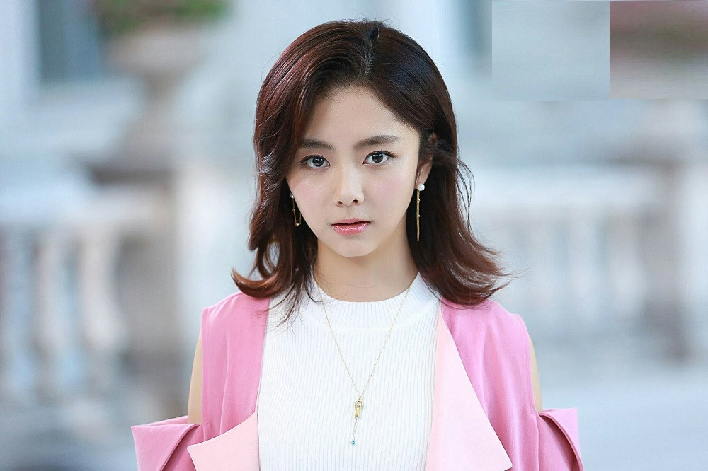 Trong phim Mùa hè của hồ ly, Lê Yến Thư là một nhà thiết kế xinh đẹp, giỏi giang, du học từ nước ngoài trở về. Khác với nhân vật Cảnh Cảnh ngoan hiền, thánh thiện mà Đàm Tùng Vận đảm nhận ở bộ phim trước, Yến Thư khá chiêu trò, sở hữu cá tính mạnh mẽ, bướng bỉnh, rất độc lập do từng chịu những vết thương lòng sâu sắc. Dù thường xuyên nói dối nhưng cô là người lương thiện, không làm chuyện xấu hại ai.