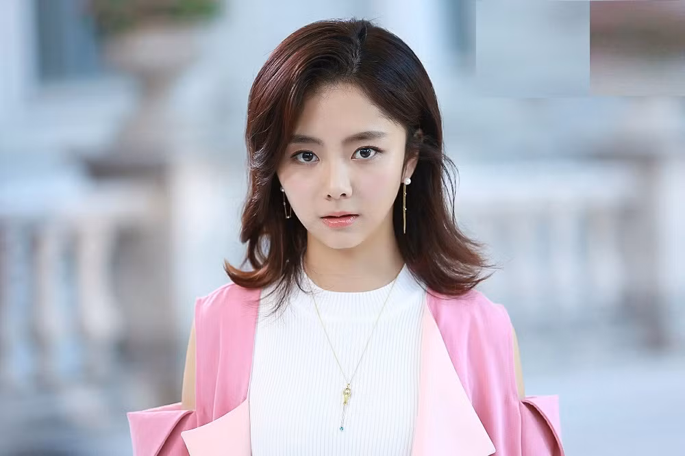 Trong phim Mùa hè của hồ ly, Lê Yến Thư là một nhà thiết kế xinh đẹp, giỏi giang, du học từ nước ngoài trở về. Khác với nhân vật Cảnh Cảnh ngoan hiền, thánh thiện mà Đàm Tùng Vận đảm nhận ở bộ phim trước, Yến Thư khá chiêu trò, sở hữu cá tính mạnh mẽ, bướng bỉnh, rất độc lập do từng chịu những vết thương lòng sâu sắc. Dù thường xuyên nói dối nhưng cô là người lương thiện, không làm chuyện xấu hại ai.