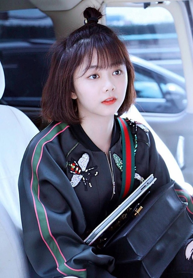 Để không bị con gái của cha dượng ức hiếp và mẹ mình khó xử khi đứng giữa, Lê Yến Thư phải tự lập, tạo cho mình một "vỏ bọc" gai góc. Vì thế, lúc còn học trung học, Yến Thư dù bị bà nội của bạn trai cũ Cố Cẩn Quân sỉ nhục, cô cũng không uất ức, khóc lóc như nhiều nữ chính "bánh bèo" khác. Cô có những cách đáp trả và tự bảo vệ mình, khiến Chủ tịch Cố đanh thép cũng phải "cạn lời".