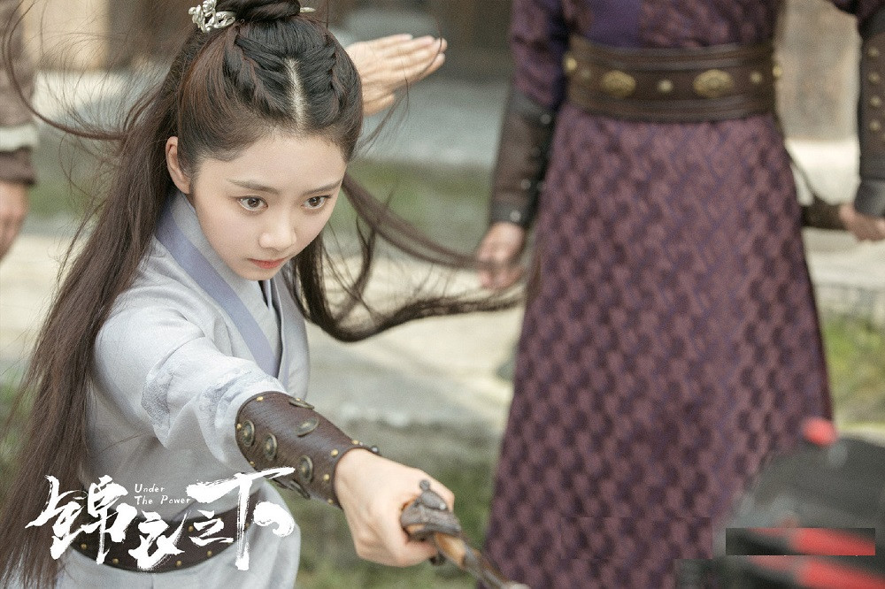 Đàm Tùng Vận sinh năm 1990 tại Tứ Xuyên, hơn 10 năm trong làng giải trí, cô đã nỗ lực đi lên từ những vai diễn phụ. Mãi đến năm 2013, Đàm Tùng Vận mới bắt đầu được chú ý tới khi đảm nhận vai chính trong phim ngắn Chuyện cô gái nhỏ, cũng nhờ bộ phim đó cô được trao giải "Tài năng mới nhảy vọt xuất sắc nhất" tại lễ trao giải phim ngắn Quang Huy, và nhận được những vai quan trọng hơn trong các dự án phim khác.