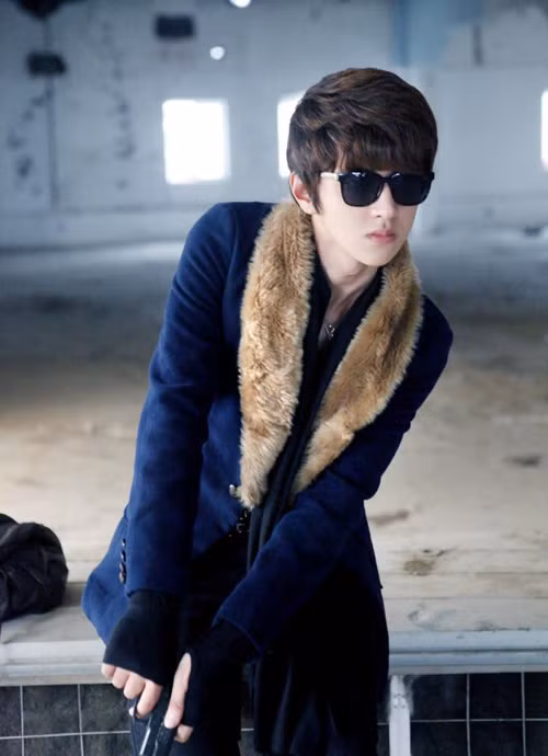 Alvin Ichi tên thật là Nguyễn Bình An. Với lợi thế chiều cao 1m82, Alvin Achi đang là gương mặt đắt giá cho các tạp chí tuổi teen và các thương hiệu thời trang.