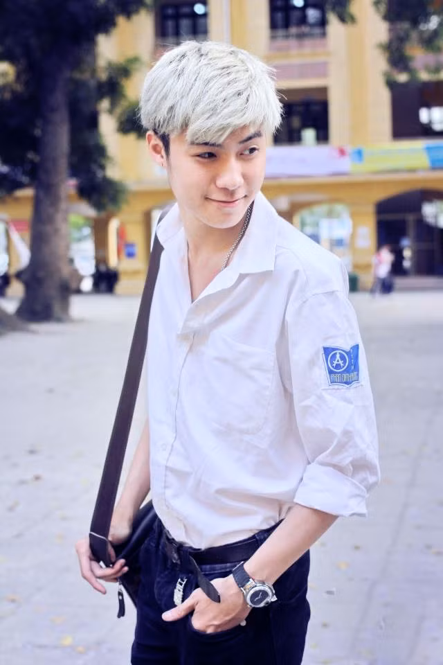 Khuôn mặt điển trai, nam tính và sở hữu chiều cao "khủng", Vương Anh là một trong những hot teen khá đình đám hiện nay. Anh được giới trẻ biết đến với hình tượng là một hot boy đa tài, đam mê diễn xuất, là người mẫu cho nhiều tạp chí tuổi teen. Vương Anh gây ấn tượng với vai Ole trong series phim sitcom Những phóng viên vui nhộn.