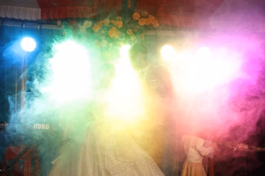 Cưới xin là chuyện quan trọng cả đời, nên ai cũng muốn lưu giữ những bức hình đẹp nhất, tuy nhiên có những bộ ảnh cưới khiến nhiều người chỉ biết lắc đầu.