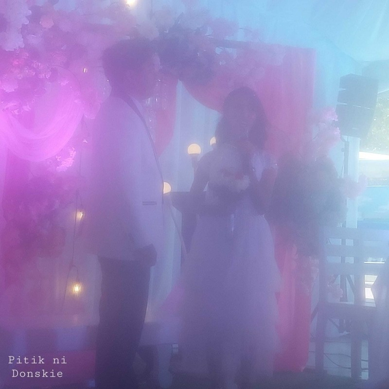 Tất cả những gì mọi người có thể nhận ra đó ánh đèn sân khấu lấp lánh như tăng thêm phần ảo diệu của bộ ảnh mờ đục này.