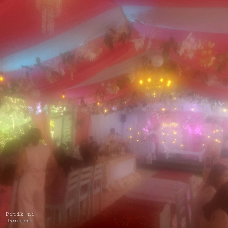 Cô dâu chú rể nhận ảnh xong chắc hẳn sẽ khóc cạn nước mắt bởi tất cả khách mời đều mờ ảo.