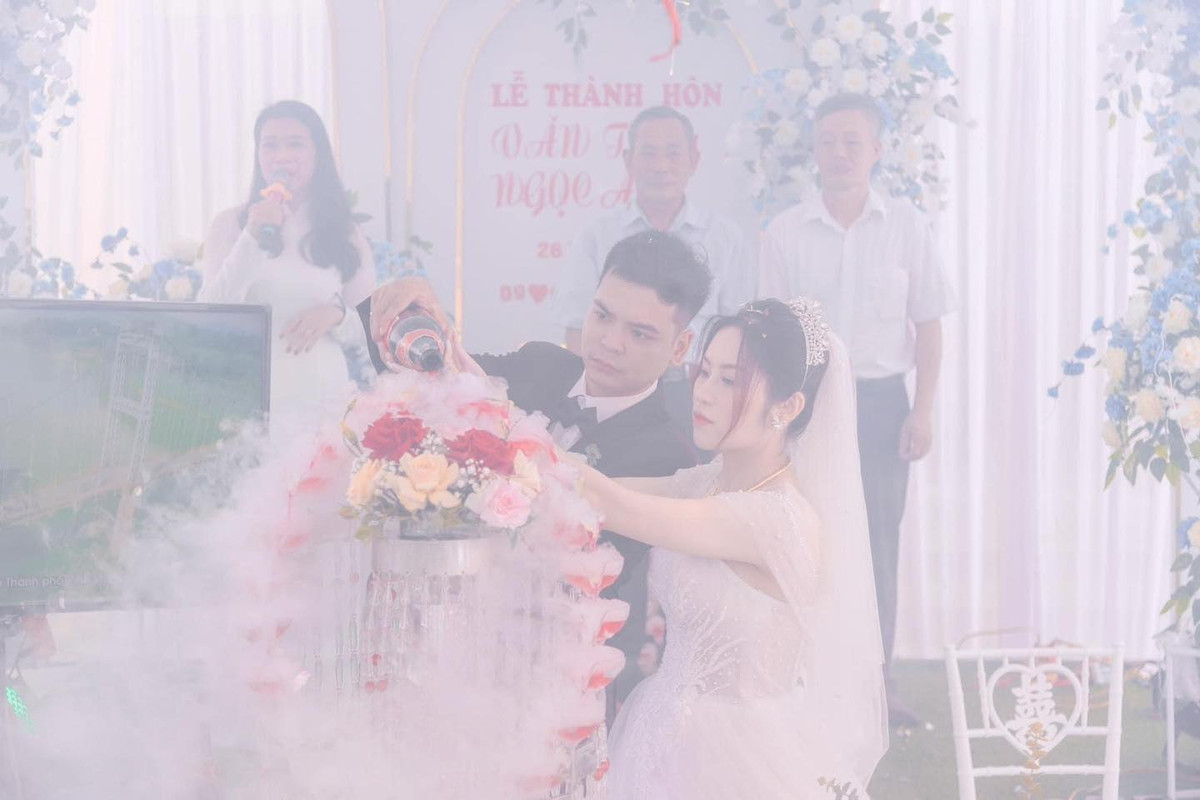 Bức này miễn cưỡng thì cũng thấy mờ mờ dung nhan của đôi uyên ương.