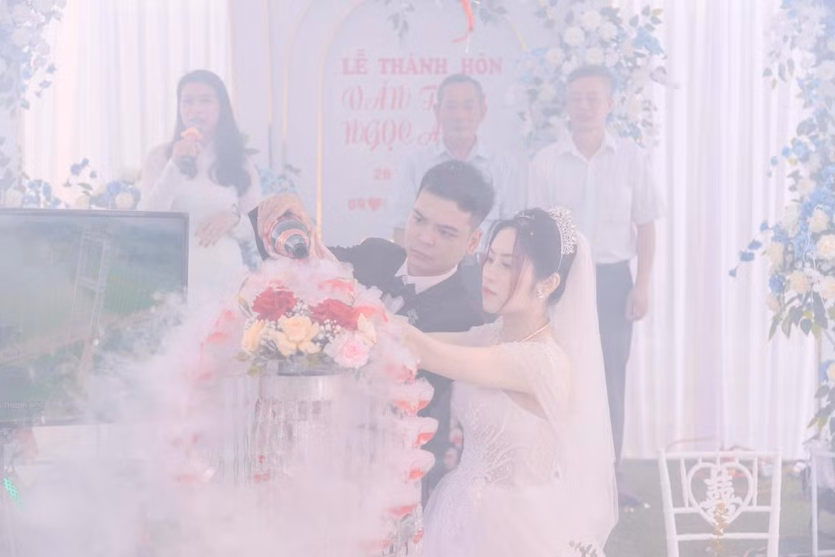 Bức này miễn cưỡng thì cũng thấy mờ mờ dung nhan của đôi uyên ương.