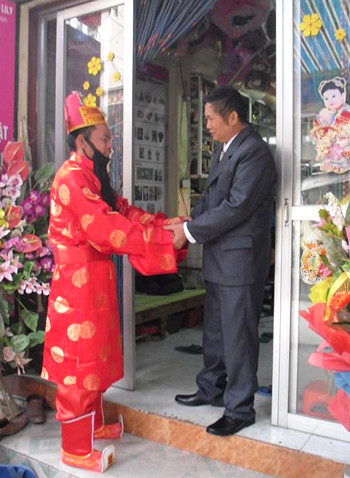  Dịch vụ xông đất thuê là công việc mới xuất hiện trong những năm gần đây. Nhiều gia đình muốn có một năm mới làm ăn tấn tới, gặp nhiều may mắn nên tìm các bạn sinh viên hợp tuổi để xông nhà, xông đất. Vì phải có mặt đêm giao thừa nên hầu hết các bạn trẻ đảm nhiệm công việc này sinh sống ở thành phố.