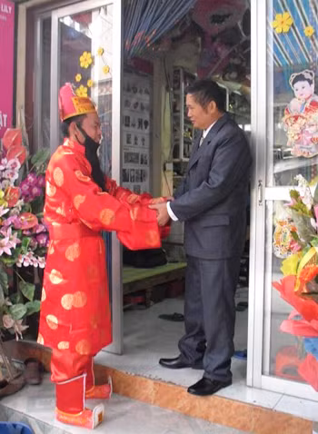  Dịch vụ xông đất thuê là công việc mới xuất hiện trong những năm gần đây. Nhiều gia đình muốn có một năm mới làm ăn tấn tới, gặp nhiều may mắn nên tìm các bạn sinh viên hợp tuổi để xông nhà, xông đất. Vì phải có mặt đêm giao thừa nên hầu hết các bạn trẻ đảm nhiệm công việc này sinh sống ở thành phố.