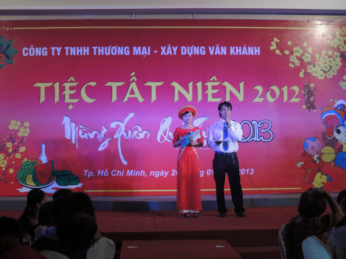 Mai Anh Thư (Học viện Ngoại giao) thổ lộ: “Việc dẫn chương trình và tổ chức sự kiện giúp Thư trở nên bạo dạn, nhiều kinh nghiệm hơn và mở rộng nhiều mối quan hệ. Đặc biệt, với một sinh viên ngoại giao thì mình nghĩ tất cả những kinh nghiệm này sẽ giúp ích rất nhiều cho công việc sau này”. Mỗi chương trình, Thư thường được nhận từ 400 đến 800 nghìn đồng.