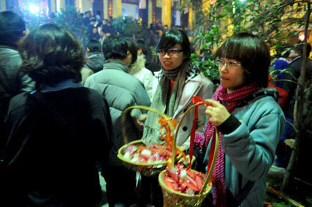 Chỉ với giá 10.000 đồng một túi muối gạo và diêm, một đêm giao thừa cũng mang lại tiền triệu cho các bạn trẻ.