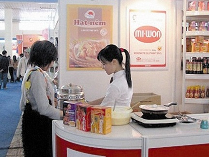 Dịp gần Tết, rất nhiều hội chợ Xuân được tổ chức và đây cũng là cơ hội để sinh viên tham gia bán hàng tại các gian hàng của hội chợ (làm công việc mùa vụ).