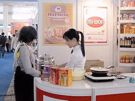 Dịp gần Tết, rất nhiều hội chợ Xuân được tổ chức và đây cũng là cơ hội để sinh viên tham gia bán hàng tại các gian hàng của hội chợ (làm công việc mùa vụ).