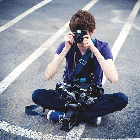 Bạn có nickname Marc chia sẻ: “Được nghỉ Tết khá sớm, mình tranh thủ đi chụp cho các bạn sinh viên. Điểm đến nhiều nhất tại Hà Nội trong năm nay là khu vườn Nhật Tân. Mình phải chụp từ sáng đến tối, mỗi ngày có 2 – 3 ca, mỗi ca thường nhận được 400 – 600 nghìn đồng, tùy gói ảnh khách hàng chọn. Bận bịu cả ngày cũng mệt nhưng thấy vui lắm vì được làm việc mình thích”.