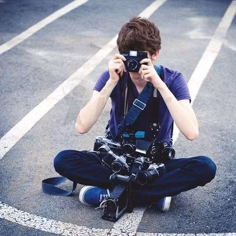 Bạn có nickname Marc chia sẻ: “Được nghỉ Tết khá sớm, mình tranh thủ đi chụp cho các bạn sinh viên. Điểm đến nhiều nhất tại Hà Nội trong năm nay là khu vườn Nhật Tân. Mình phải chụp từ sáng đến tối, mỗi ngày có 2 – 3 ca, mỗi ca thường nhận được 400 – 600 nghìn đồng, tùy gói ảnh khách hàng chọn. Bận bịu cả ngày cũng mệt nhưng thấy vui lắm vì được làm việc mình thích”.