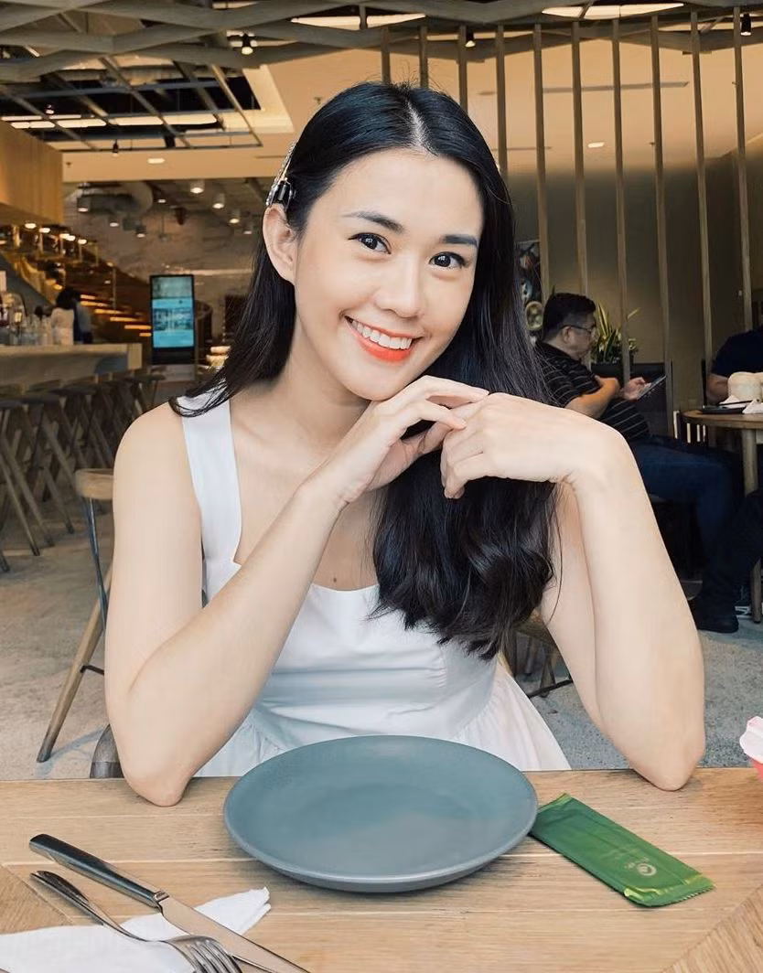 Ngọc Thảo (Lê Trương Ngọc Thảo) từng là mẫu ảnh nổi tiếng khi thường xuyên xuất hiện trên các tạp chí tuổi teen cách đây khoảng 10 năm sau đó tiếp tục được chú ý khi tham gia series Thích ăn phở.