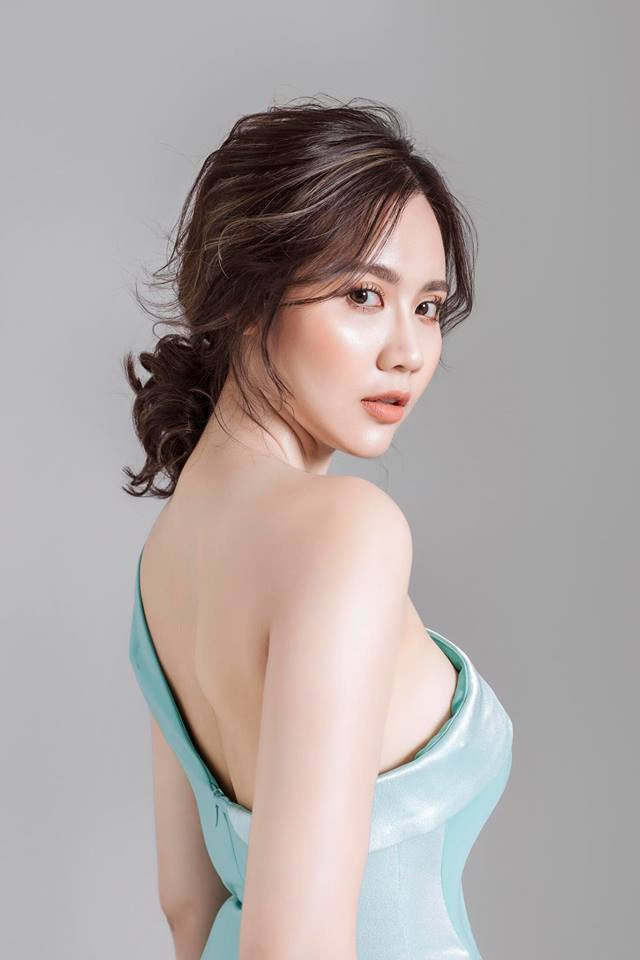 Hot girl kết hôn cùng bạn trai thiếu gia vào năm 2014. Tháng 6/2019, cô nàng bất ngờ cho biết đã ly thân với chồng cách đây 2 năm nhưng giờ các thủ tục ly hôn mới được hoàn tất. Trải lòng về hôn nhân đổ vỡ, Huyền Lizzie không giấu nổi nước mắt.