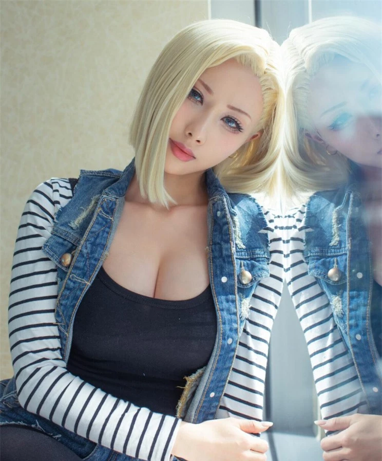 Ngoài ra, cô nàng còn sơ hữu mái tóc bạch ki, thường được vén lên 1 bên, thường đeo khuyên tai vòng vàng nhỏ. Với đôi mắt xanh, diện bộ trang phục đặc biệt, sở hữu sức mạnh vượt trội và kỹ năng chiến đấu tuyệt vời, Android 18 trở thành nàng waifu số 1 trong lòng nhiều fan Bi Rồng.