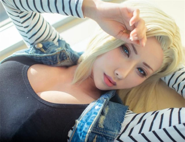 Android 18 thường thể hiện một nhân vật lạnh lùng và tự tin, đặc biệt là trong trận chiến. Bình thường cô nàng có khiếu hài hước và dí dỏm.