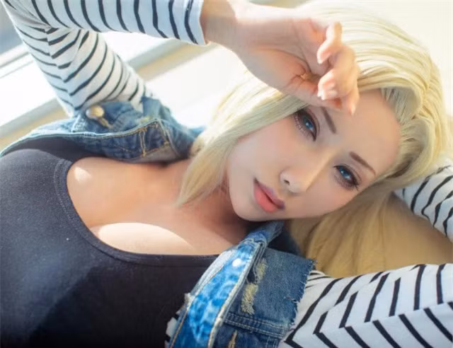 Android 18 thường thể hiện một nhân vật lạnh lùng và tự tin, đặc biệt là trong trận chiến. Bình thường cô nàng có khiếu hài hước và dí dỏm.