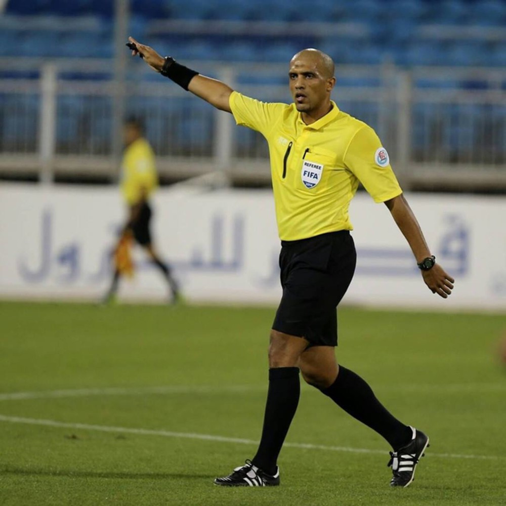 Tuy nhiên, trong trận đấu, trọng tài người Oman, ông Ahemd Alkaf đã có hai quyết định gây bất lợi cho tuyển Việt Nam khiến người hâm mộ bức xúc.